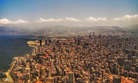 محافظ بيروت باشر بحملة إزالة الشعارات الحزبية والسياسية والطائفية من المدينة