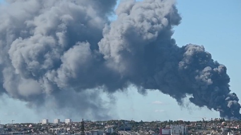 حريق هائل في أكبر سوق للمنتجات في باريس