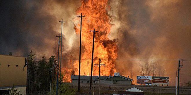 حرائق الغابات تجبر الآلاف على الفرار شرق كندا!